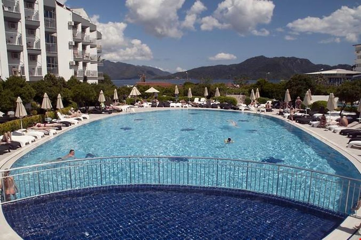 Caprice Beach Hotel instead of Luna Beach Deluxe Hotel