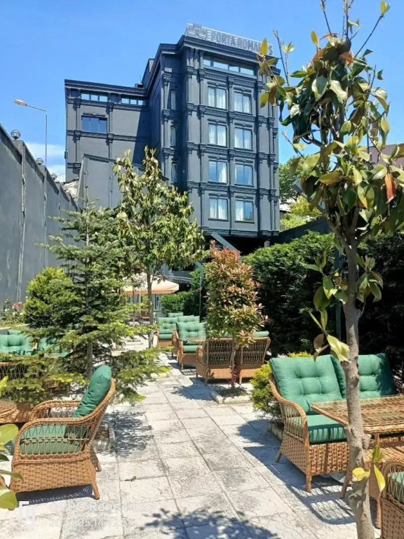 Porta Romanos Hotel