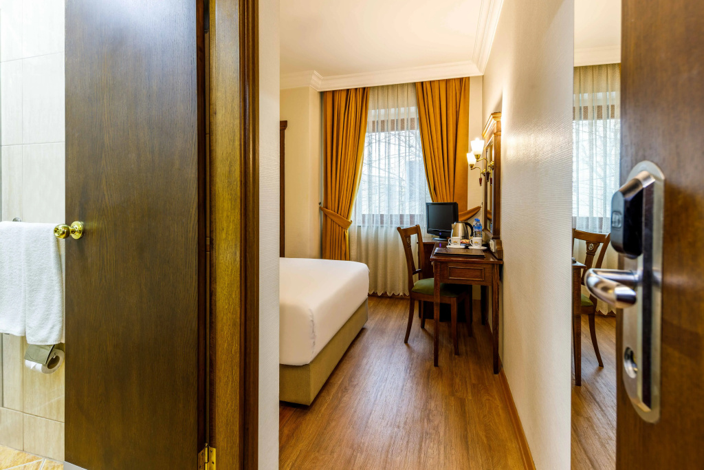 Hotel Golden Crown