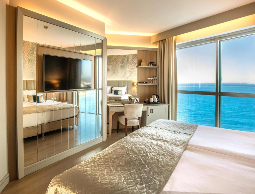 Charisma De Luxe Hotel