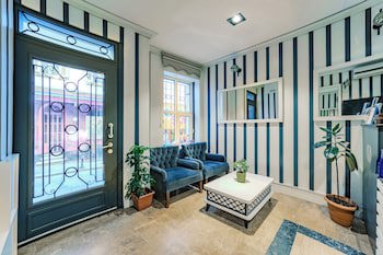 La Pazza Suites