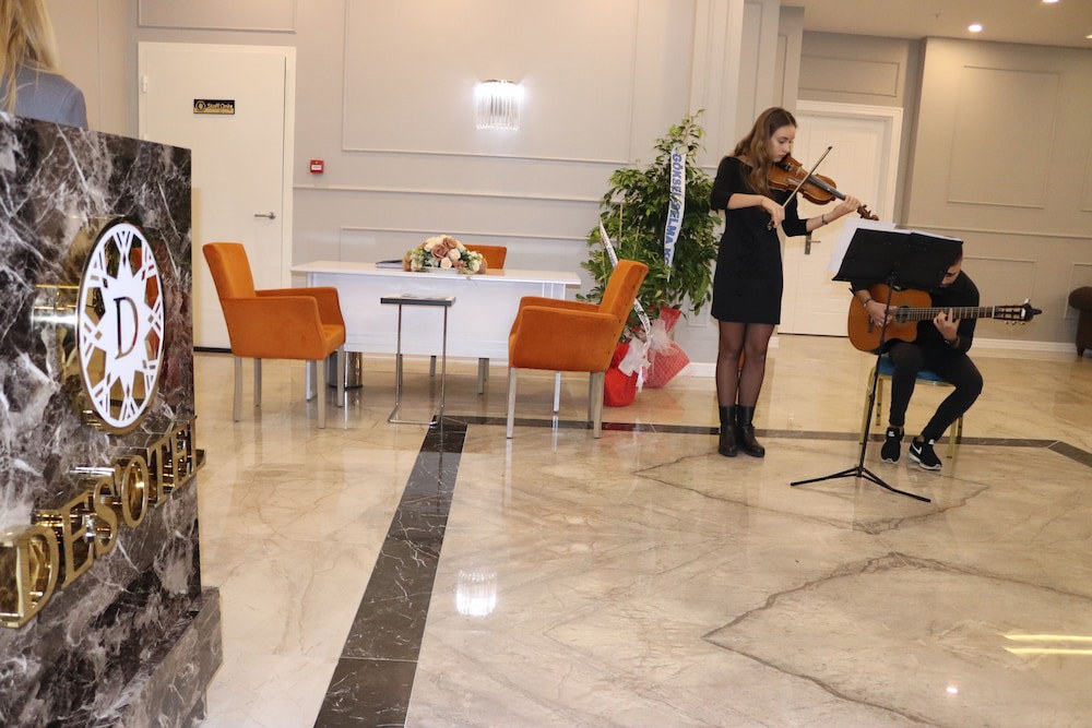 Des Otel